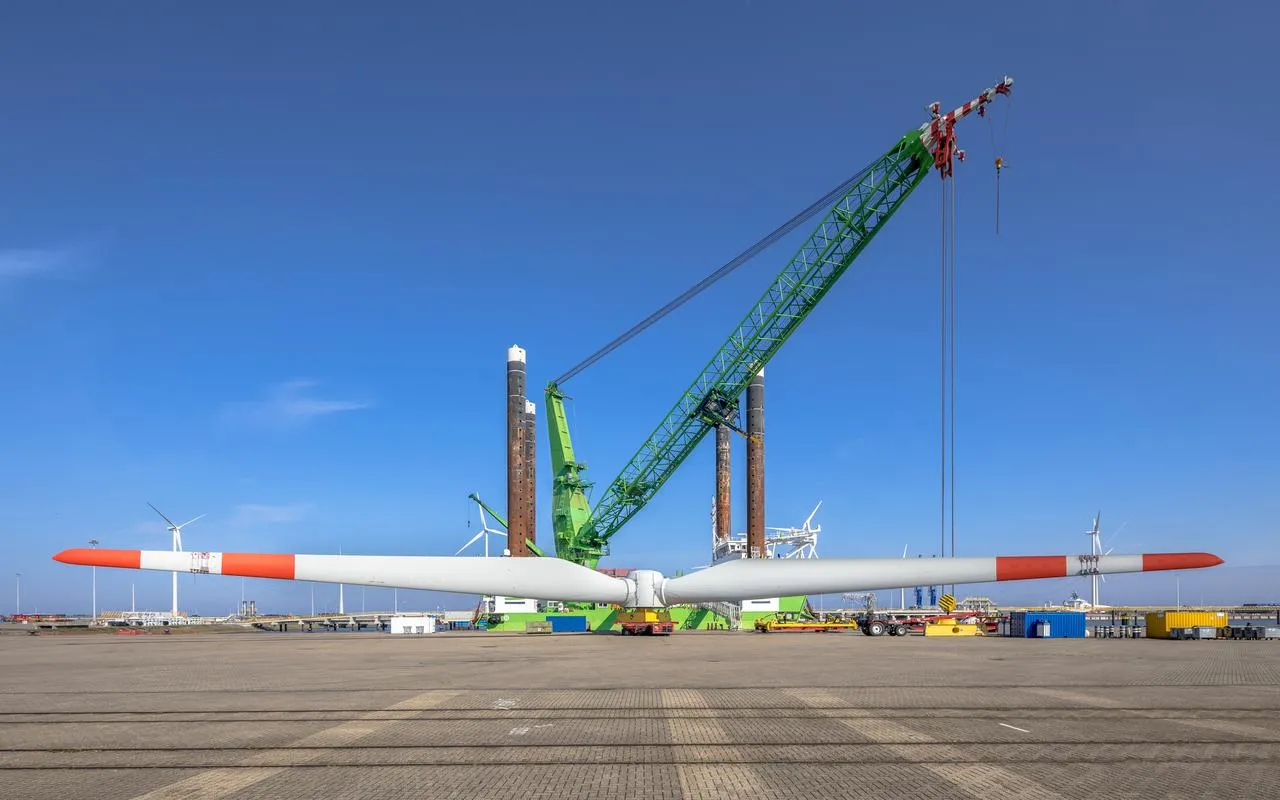 Wind energy supply vessel loading rotor